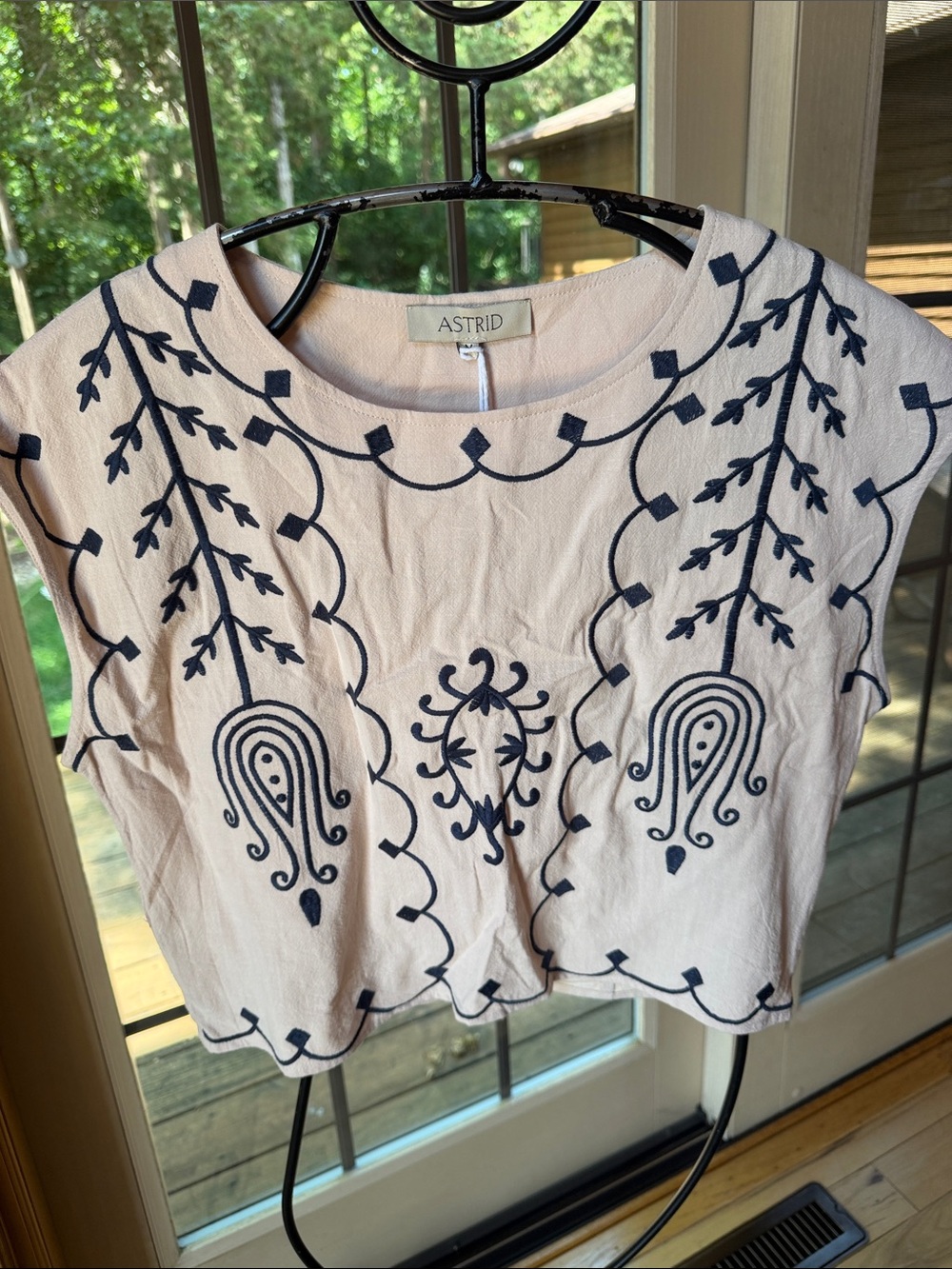 Astrid Blush Woven Sleeveless Tour Sz M Top with Navy Embroidery